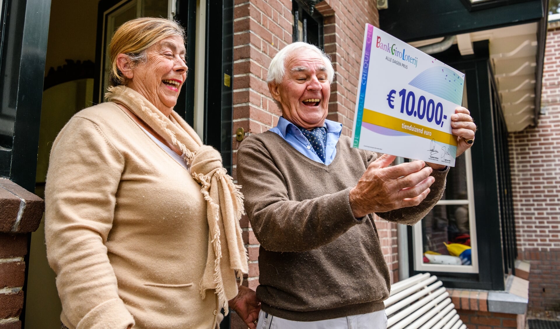 Siegbert en zijn vrouw worden verrast met 10.000 euro van de BankGiro Loterij.