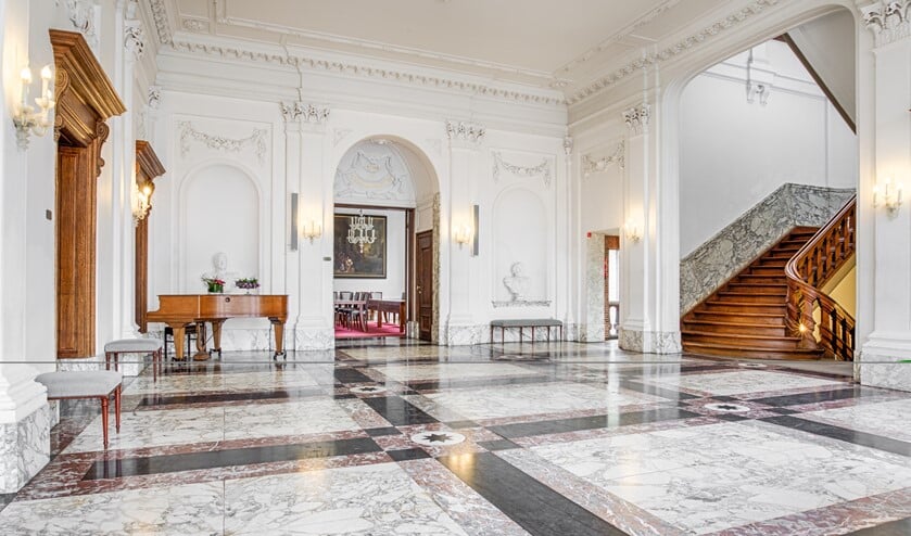 In de burgerzaal van het stadhuis in Weesp ontvangt het stadsbestuur nog steeds de burgers.