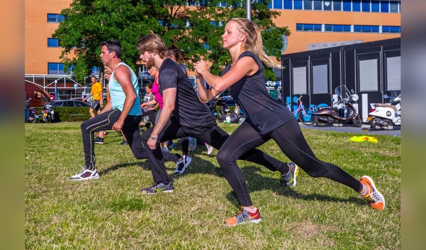 Met lunges pakken de bootcampers hun beenspieren aan.