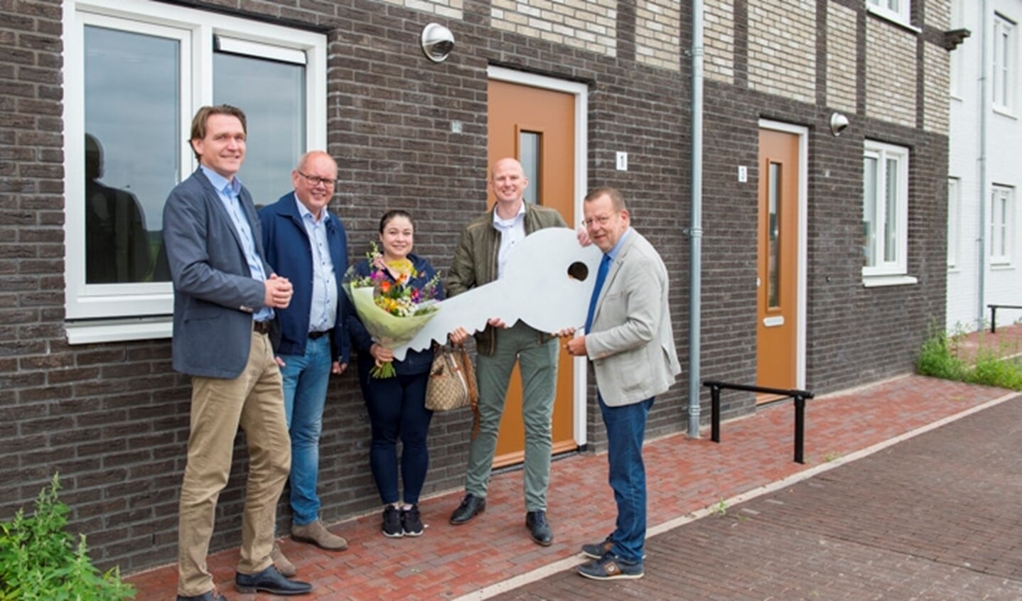 Wethouder Theo Reijn (rechts) overhandigde bewoners symbolisch de sleutel.
