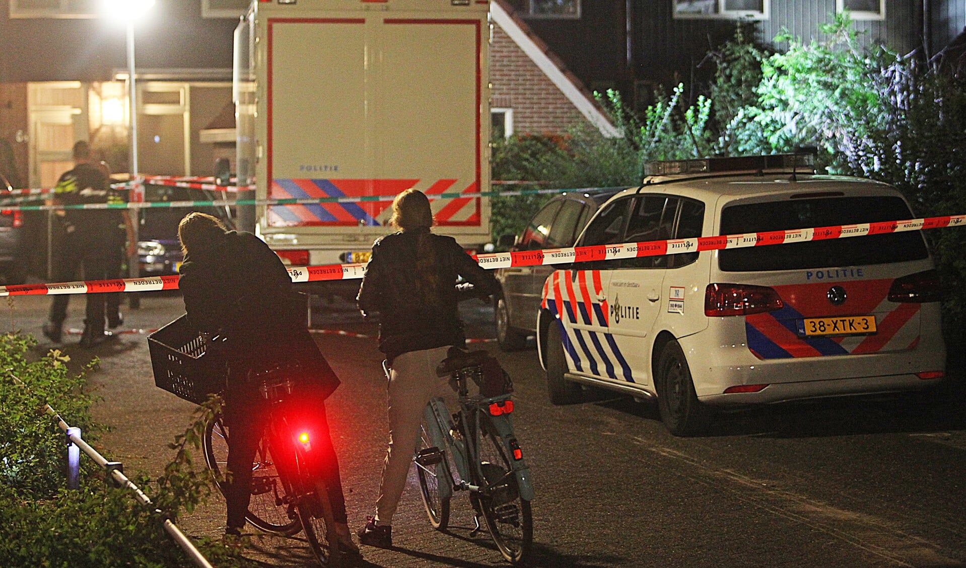 Tot 's avonds laat deed de politie op 9 september 2015 nog onderzoek naar de moord midden in een woonwijk in Huizen.