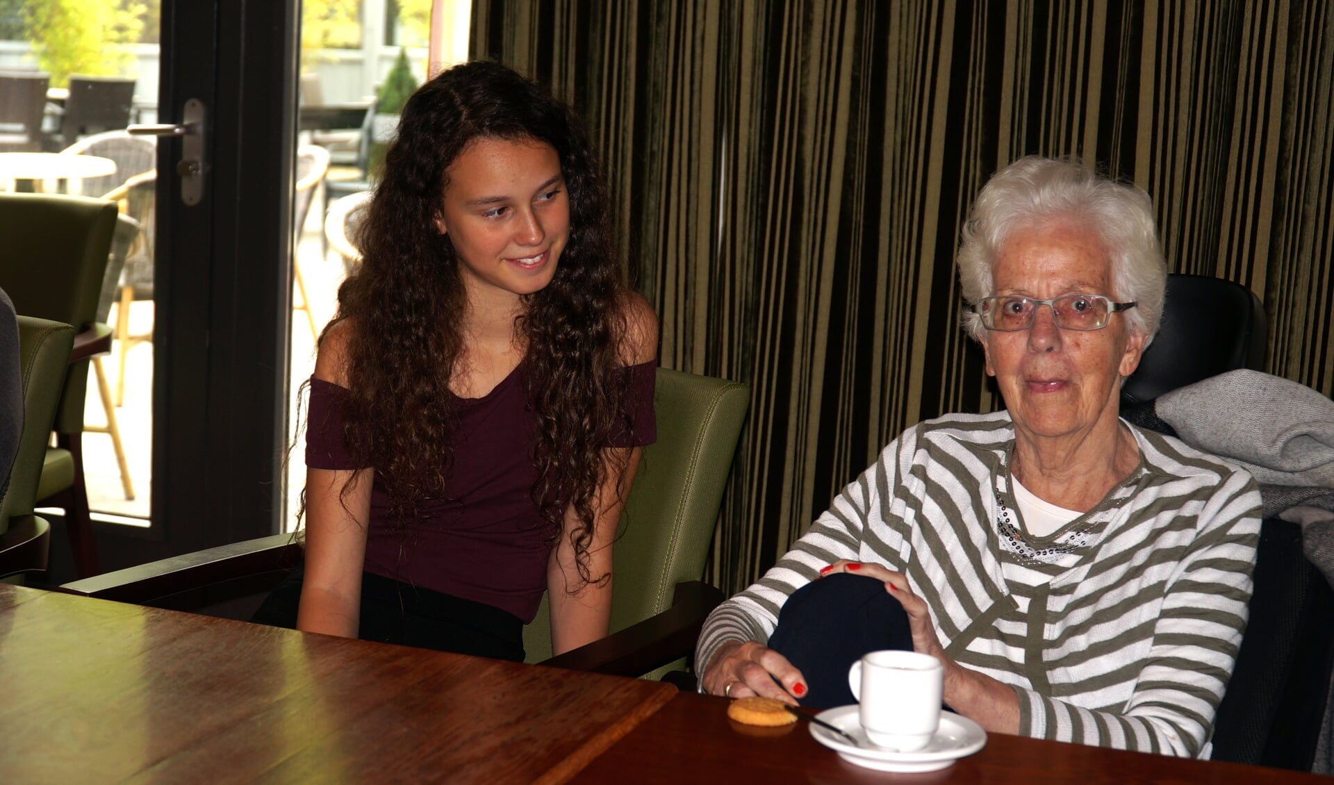 Jill helpt iedere maandag in het Grand Café om bewoners een leuke middag te bezorgen.