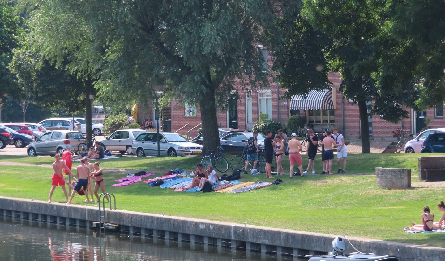 Bij mooi weer zijn vaak groepen jongeren bij de Aanloophaven te vinden die plezier maken.