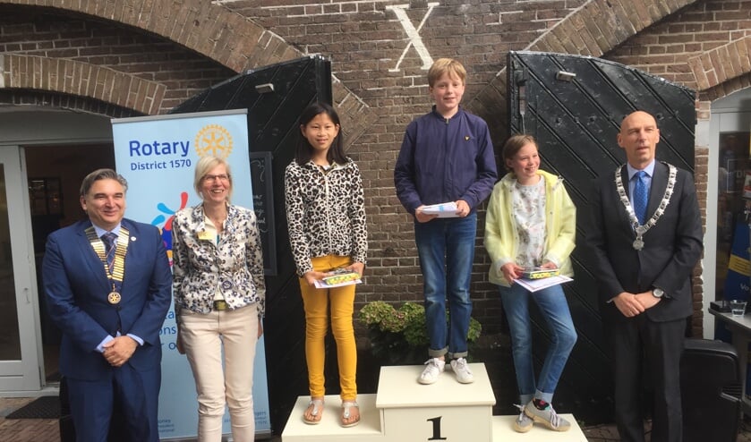 De winnaars met rechts loco-burgemeester Alexander Luijten.