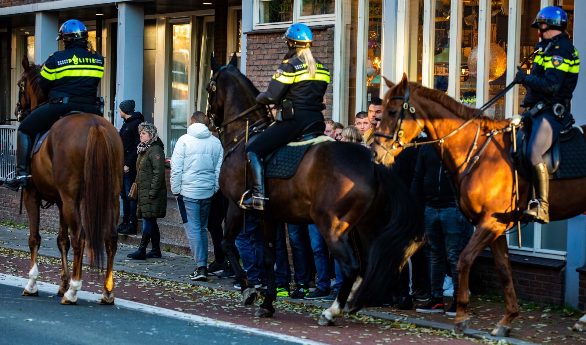De politie moest handelend optreden tijdens de intocht van Sinterklaas in Hilversum. 