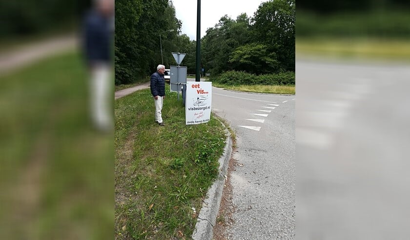 Jan Kroon bij een van de borden.