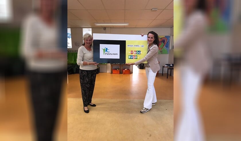 De cheque met het opgehaalde bedrag wordt overhandigd.