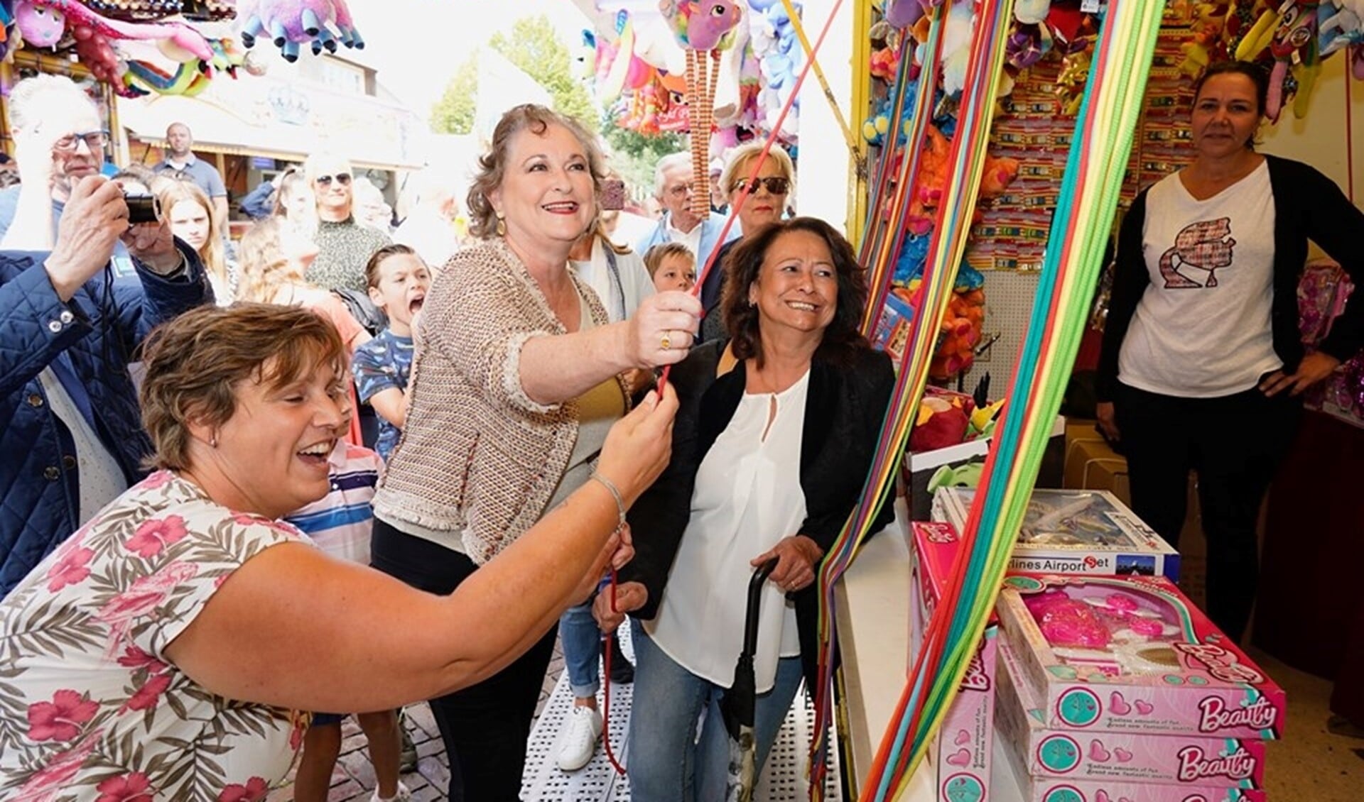 De burgemeester tijdens de opening van de afgelopen kermis. Samen met kermiscoördinator Elvira van Elsäcker (l) en BOV-voorzitter Mona Deuning.