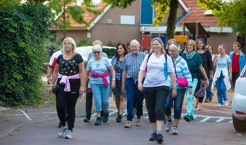 De wandelgroep op pad, met rechtsvoor Elisabeth en rechts daarachter Henny. Links van haar Lambert en Ans.