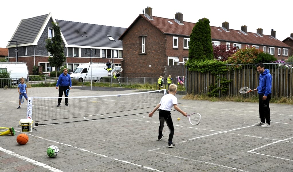 Ook in de vakantie kon er op diverse schoolpleinen gesport en gespeeld worden.