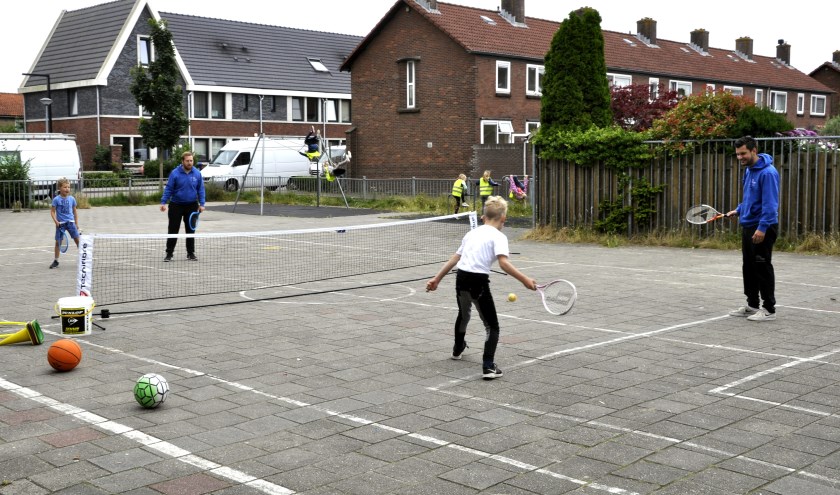 Ook in de vakantie kon er op diverse schoolpleinen gesport en gespeeld worden.