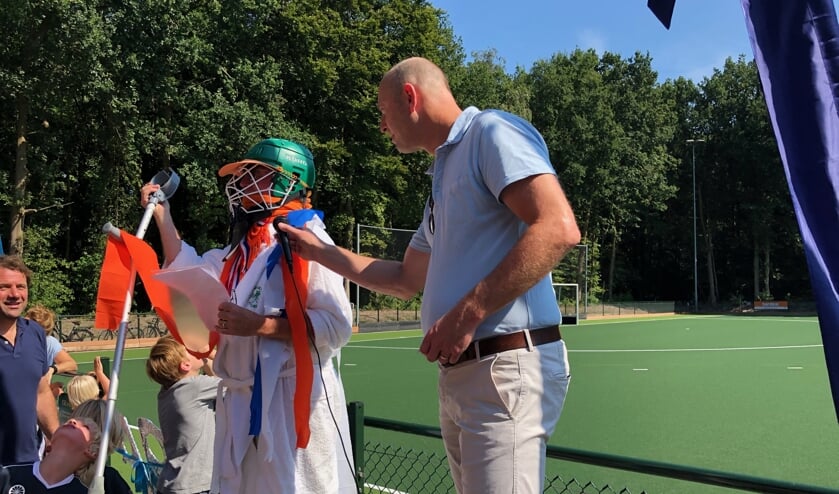 Bep Vos, clubicoon, zat verstopt in het pak.