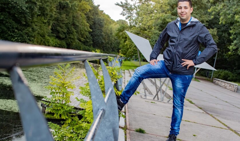 Jongerenwerker Chakir el Allachi legt Hilversummers ook uit over de straatcultuur van jongeren.