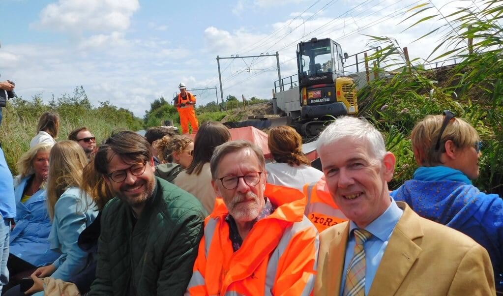 Rien Veldsink (Movares), Ruud van Gorkom (provincie) en Luuk van Hengstum (ProRail) bij aanleg passage.