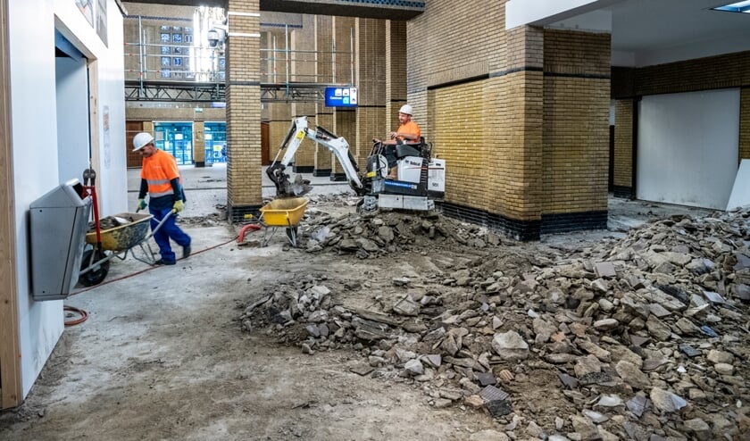 Ook in het stationsgebouw wordt hard gewerkt.