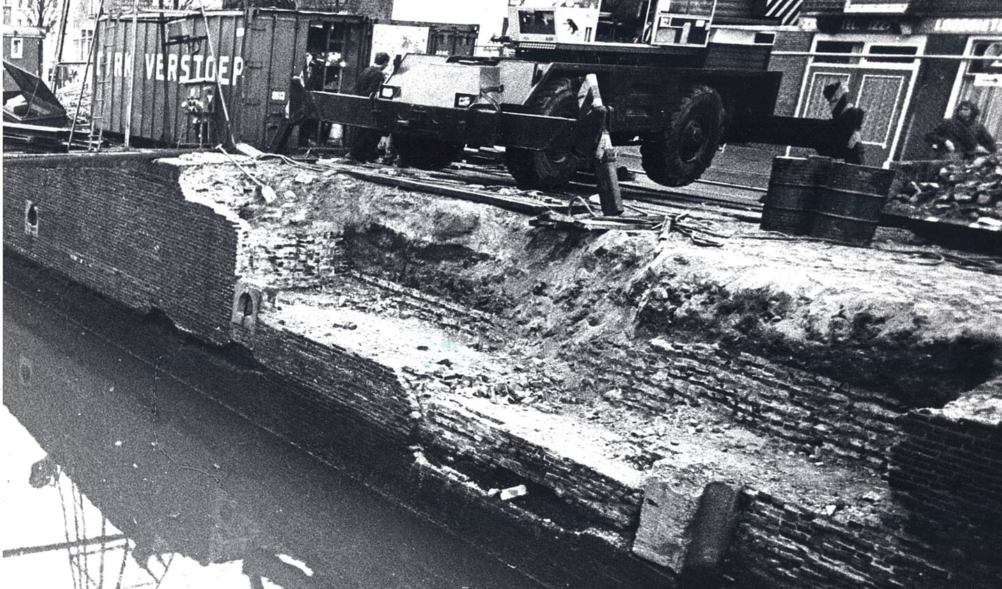 Eind 1977: de bouwvallige sluisdeuren en -muren worden onder handen genomen.