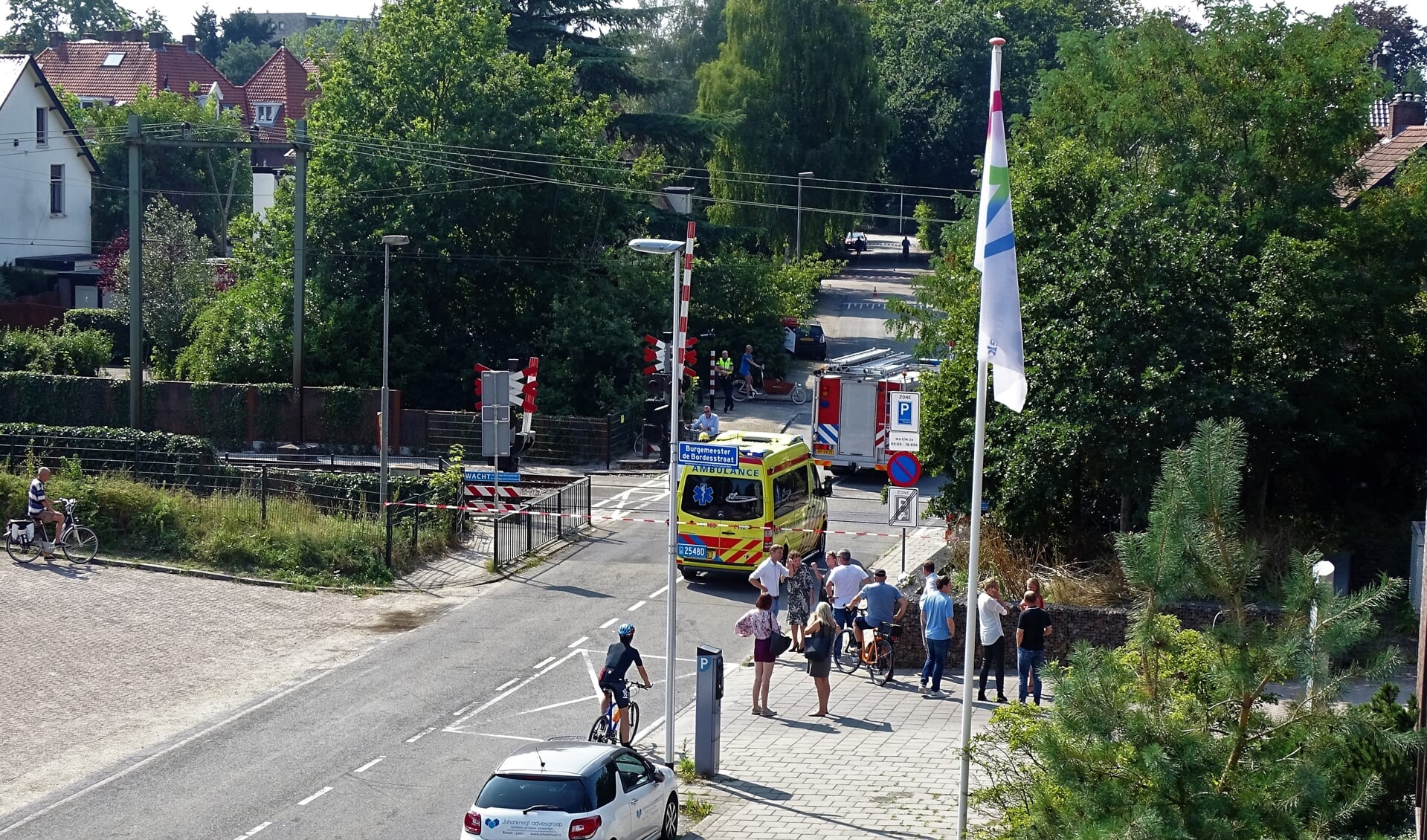 Op het spoor bij de Gooibergstraat is ambulance en brandweer ter plekke.