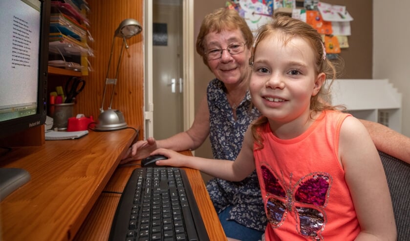Elke dinsdag schrijft Jackie Brakkee bij oma Marianne aan haar boekjes over leeuwenwelpje Nala.