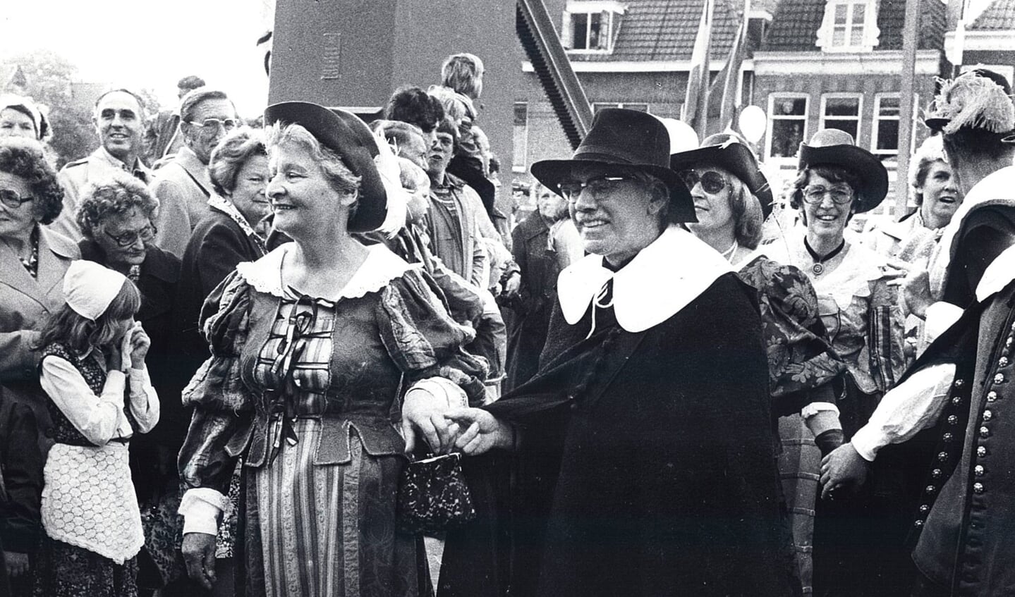 De officiële opening in september 1978 (velen in klederdracht) is tevens het startsein voor het eerste Sluis-en-bruggenfeest