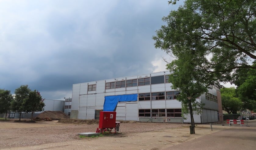 Een deel van de school is al gesloopt en een bouwweg is aangelegd.