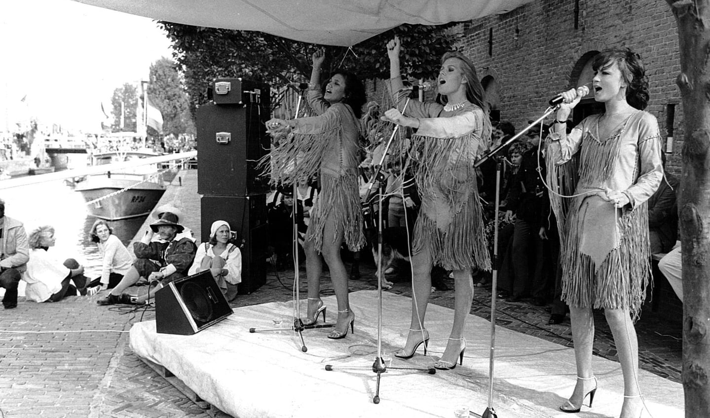 Ook tijdens het eerste feest: de populaire meidengroep Luv' (met links Patty Brard). Het optreden werd verstoord en de dames pakten al snel hun biezen. 