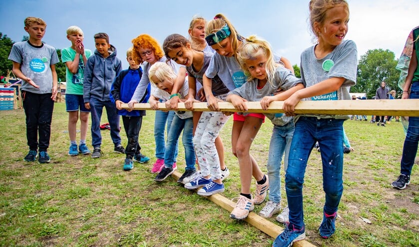 Tussen de buien door konden de kinderen toch lekker buiten spelen.