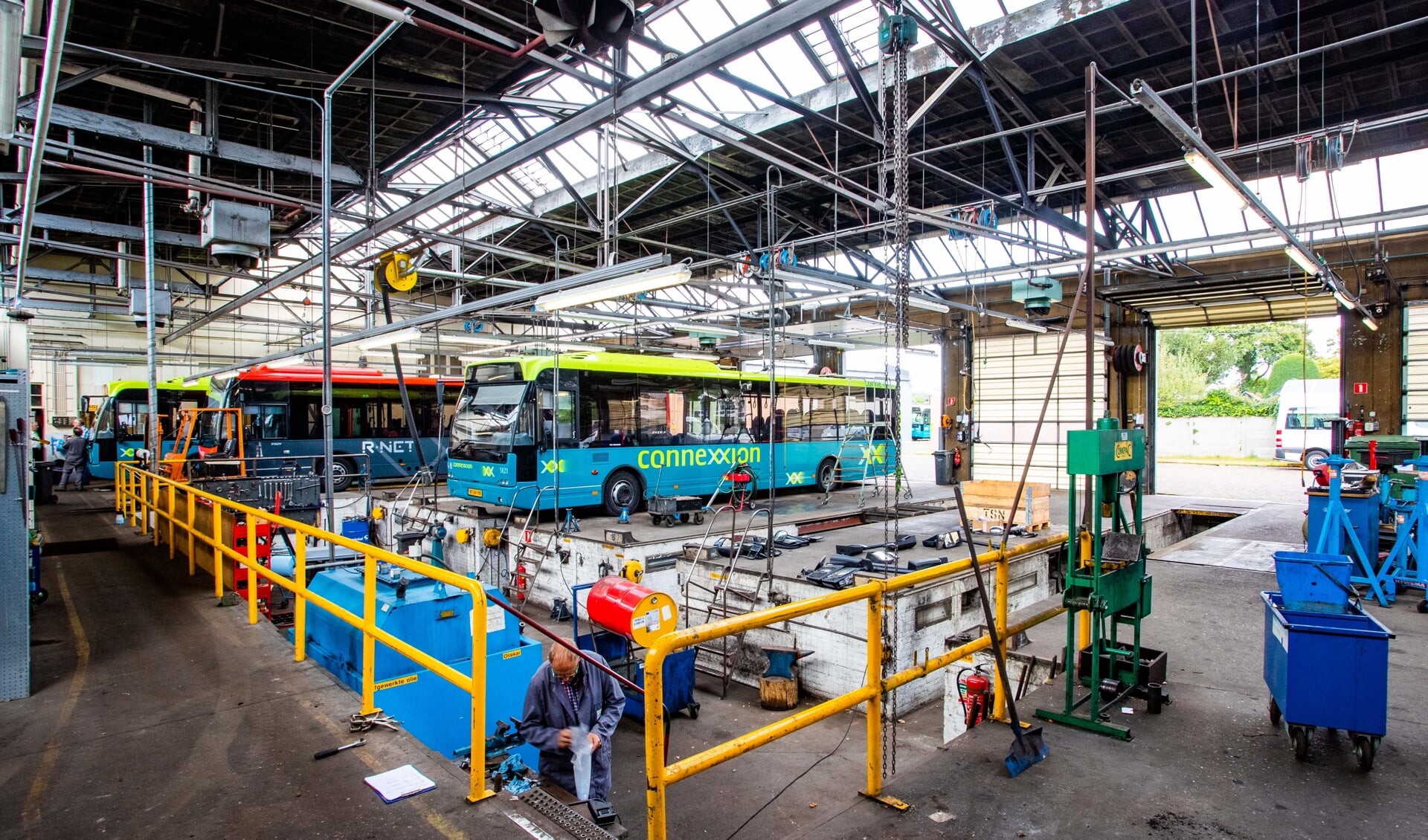 De werkplaats van de busremise aan de Larenseweg.