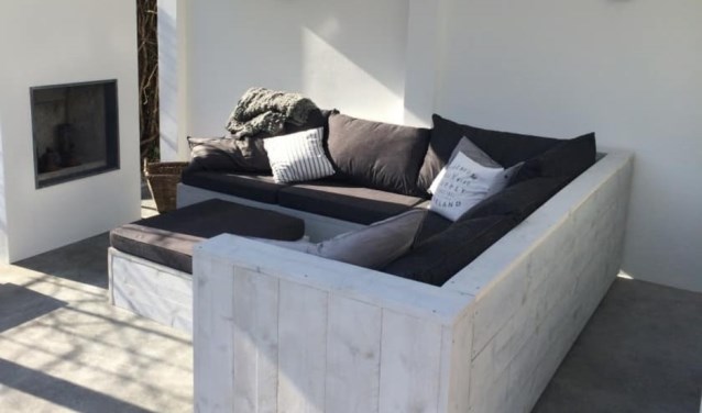 Loungebank van steigerhout.