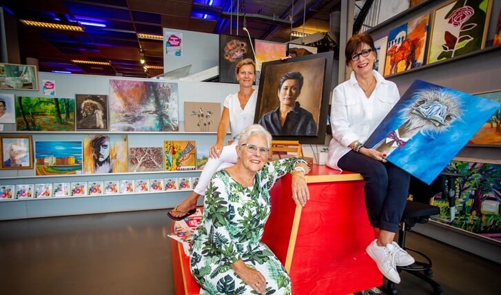 Olga Dol bij de tentootnstelling met achter haar Janine van der Kaay en Beatrix Frederiks.