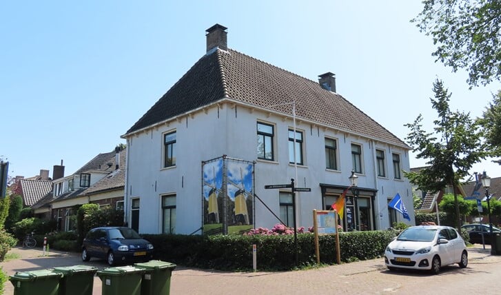Het Schoutenhuis valt op tussen de oude boerderijen en kleine huisjes in Huizen.