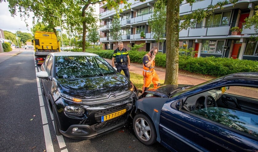 Door een te ruime bocht kwam het voertuig op de andere weghelft terecht.