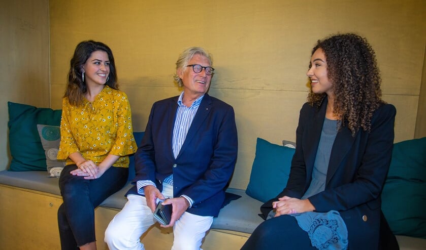 Gerard Knoop met budgetcoaches Talar (l) en Nathalie.