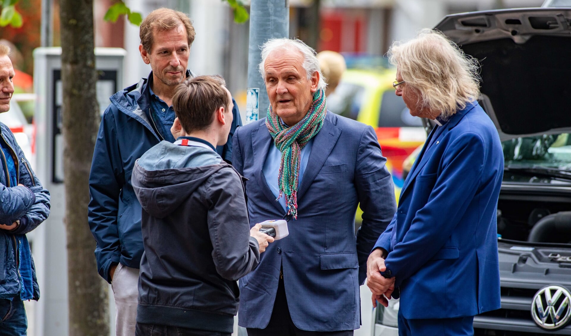 Burgemeester Pieter Broertjes en pastoor Jules Dresmé waren zondag op straat vanwege het onderzoek naar het verdachte pakketje.