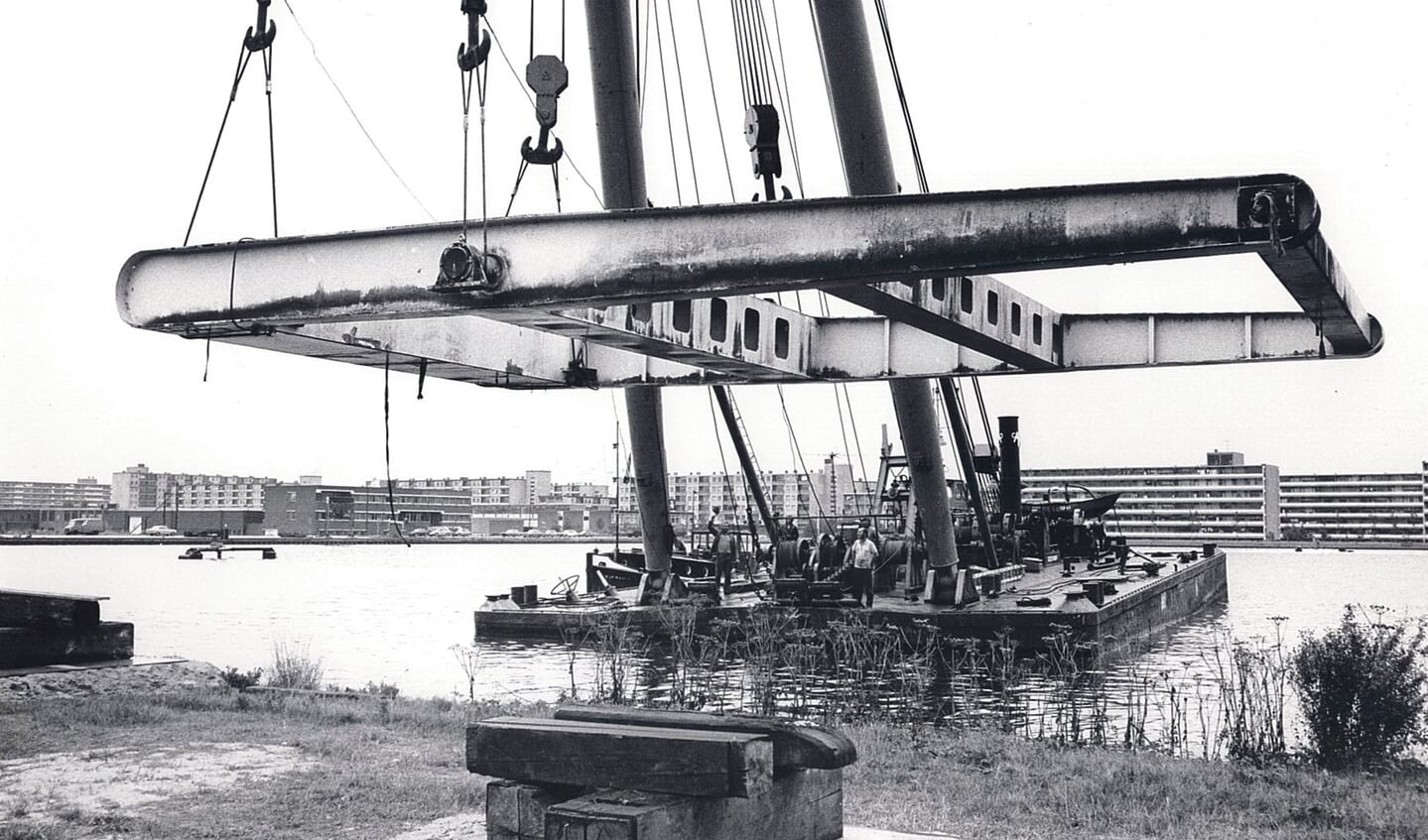 1975, de tweedehands brug arriveert in delen en werd geparkeerd bij de haven (nu Aquamarin).