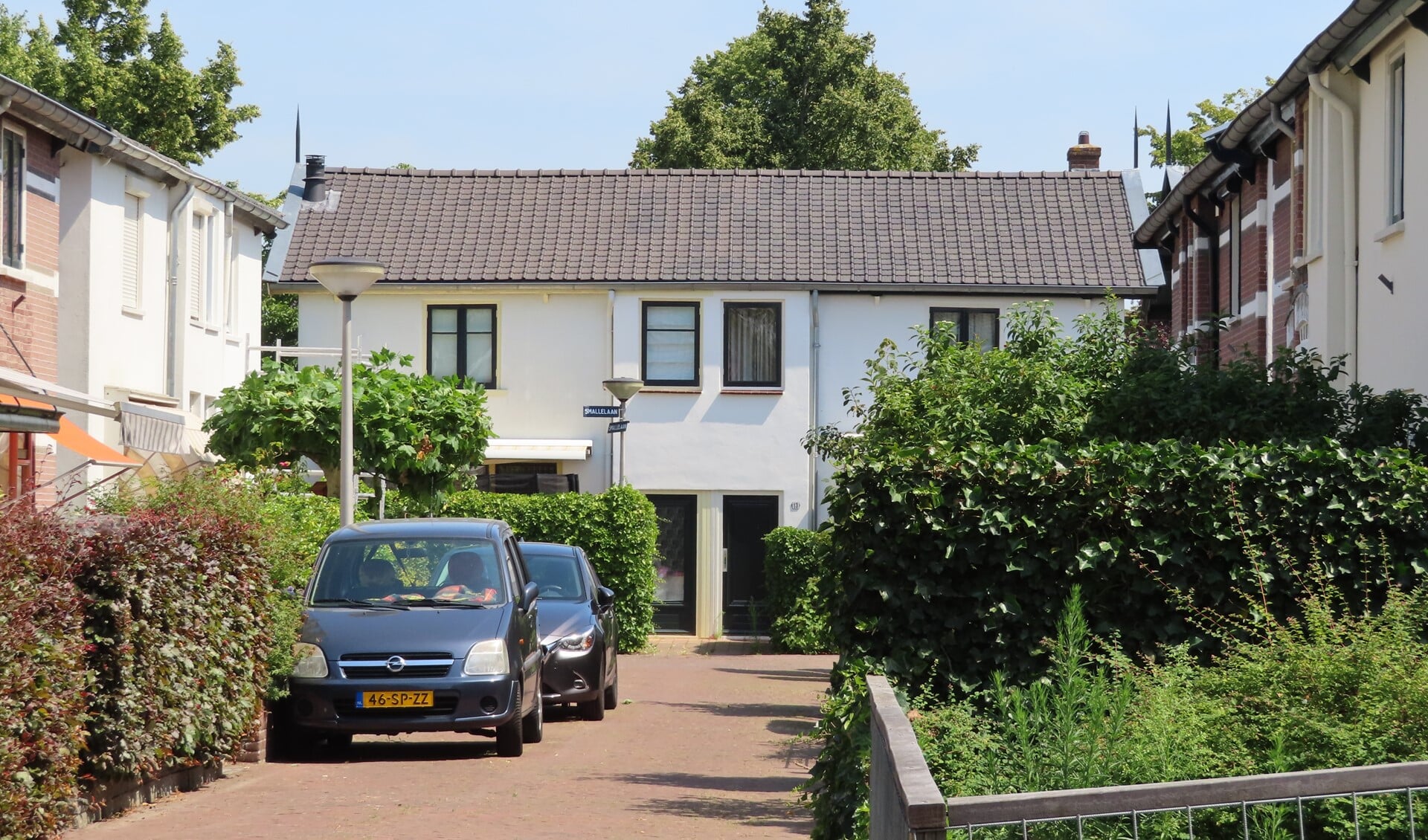 Hulpdiensten kunnen niet langs de geparkeerde voertuigen, daarom wil de gemeente een parkeerverbod.