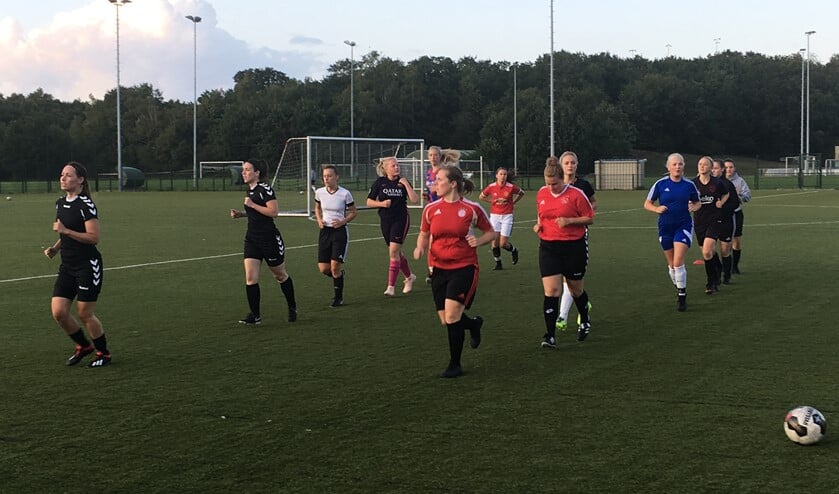 De vrouwen van de selectie bezig met hun training voor het competitieseizoen.