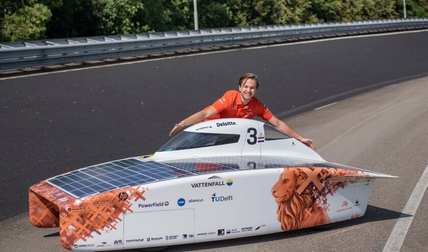 Pieter bij de zonneauto NunaX