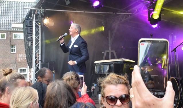 Dries Roelvink bij Toeters & Bellen tijdens het Sluis-en-bruggenfeest.