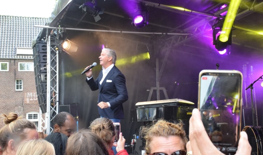 Dries Roelvink bij Toeters & Bellen tijdens het Sluis-en-bruggenfeest.