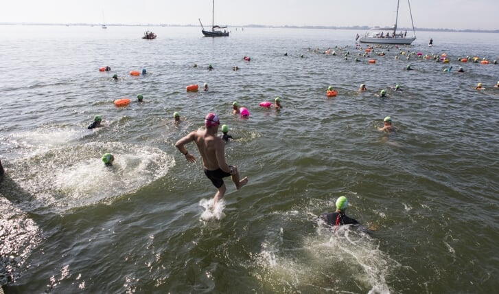 300 recreatie- en wedstrijdzwemmers doken het water in.