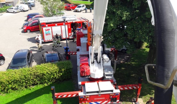 De hoogwerker was nodig om het dak op te gaan voor een afgewaaide pijp.