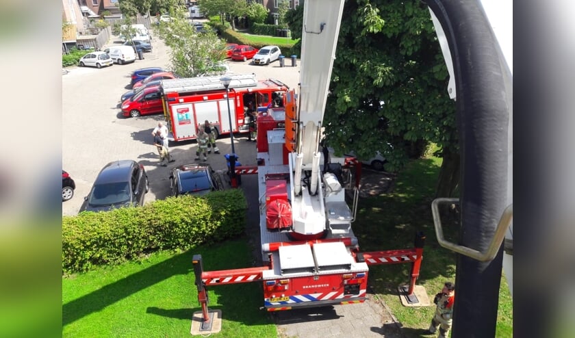 De hoogwerker was nodig om het dak op te gaan voor een afgewaaide pijp.