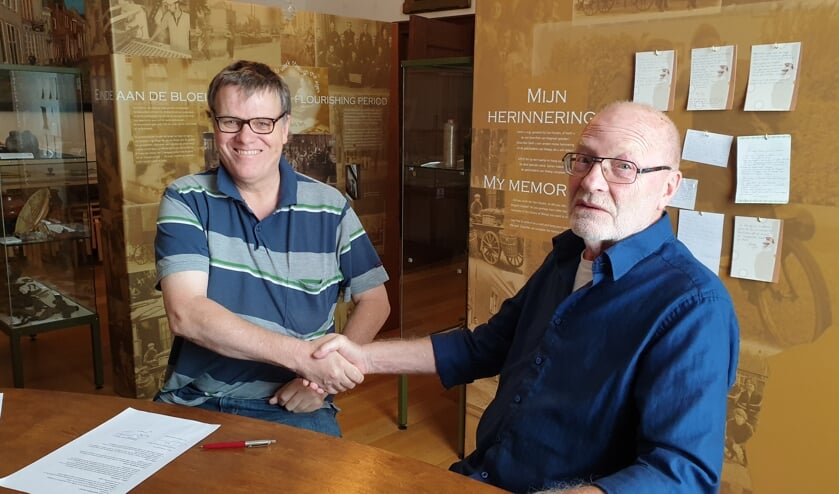 George Hoogervorst en Jos Bakker bezegelen de mooie deal.