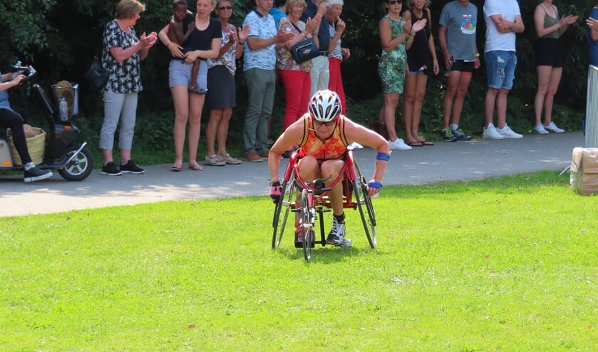 Djoke van Marum tijdens de finish van Triathlon Huizen.