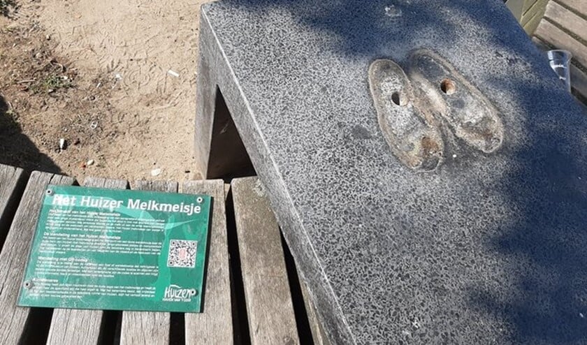 Twee voetafdrukken op de sokkel is wat nu nog rest op het Oude Raadshuisplein.
