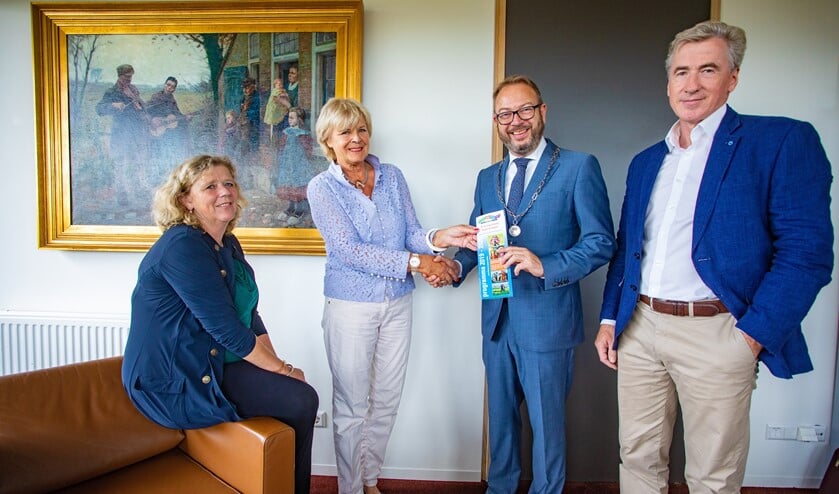 V.l.n.r.: Aukje van den Brink-Krul, voorzitter Hanneke Nolten, burgemeester Roland van Benthem en penningmeester George Gerards.