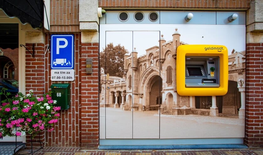 De automaat is door de foto er achter heel er lokaal geworden.