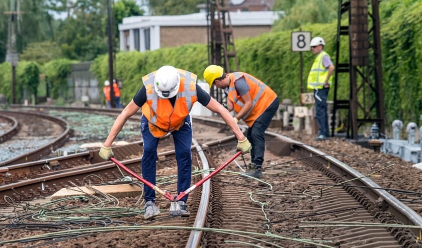 Er wordt volop aan het spoor gewerkt rond Bussum en Naarden.