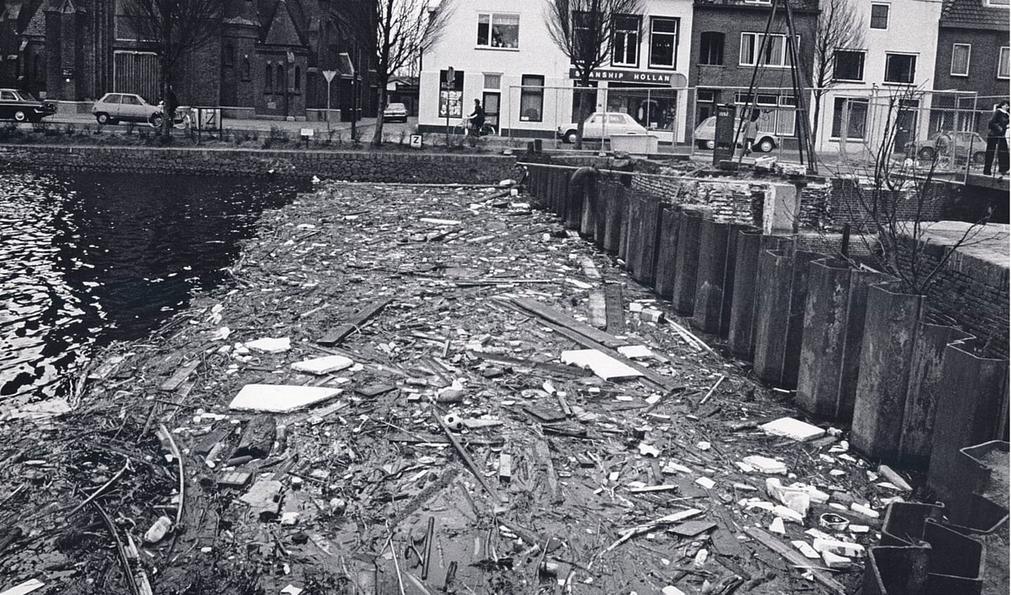 Het afsluiten van de sluis geeft nogal wat rommel.