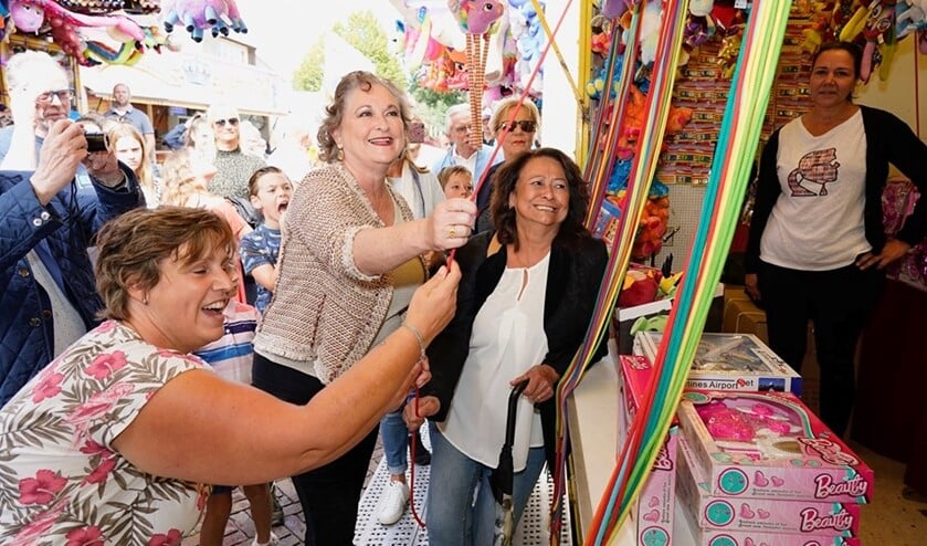 Burgemeester, Joan de Zwart-Bloch, kermiscoördinator Elvira van Elsäcker (l) en Mona Deuning.